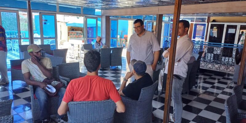 رئيس جماعة أملن يتفقد مترشحي الباكالوريا ويشاركهم وجبة غذاء جماعية
