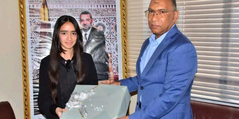 عامل إقليم سيدي إفني يستقبل المتفوقة أسماء المزدوغي تقديرا لتميزها الدراسي 
