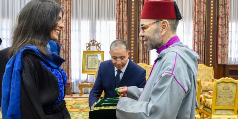 الملك محمد السادس يوشح المتسلقة المغربية نوال صفنضلة بوسام المكافأة الوطنية من درجة ضابط