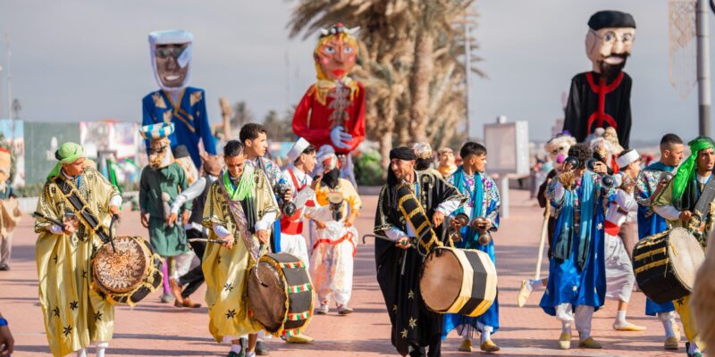 كرنفال بيلماون الدولي يزين كورنيش أكادير بلوحات تراثية وإبداعية