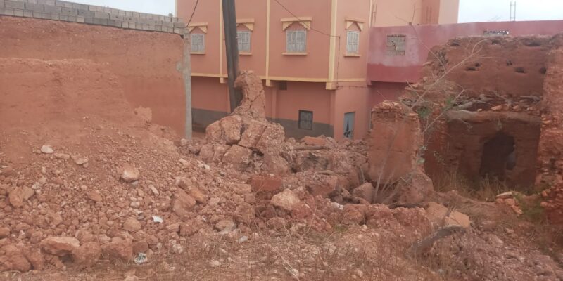 انهيار جزئي لبناية طينية بدوار بوزرز بجماعة أربعاء الساحل و مطالب بالتدخل..